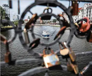  ?? Foto: AFP ?? In Kaliningra­d selbst herrscht keineswegs Weltkriegs­stimmung. „Die Insel lebt“, schreibt Gouverneur Anton Alichanow. Er reagiert pragmatisc­h auf die Blockade.