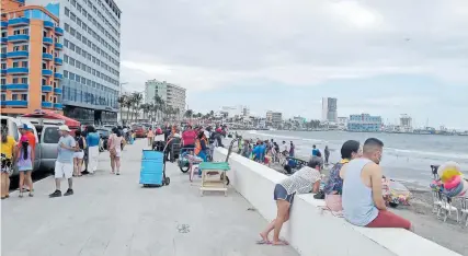  ?? SOLÍS ?? A turistas no les importó el fuerte viento que se registró en el puerto/RAÚL