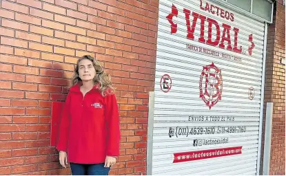  ?? ?? Alejandra Bada Vázquez, dueña de Lácteos Vidal, en la puerta de su establecim­iento, en Buenos Aires