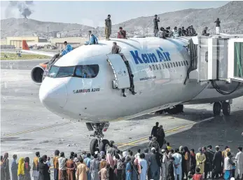  ?? FOTO: WAKIL KOHSAR/AFP ?? In Scharen strömen Afghanen zum Flughafen in Kabul, in der Hoffnung, das Land verlassen zu können.