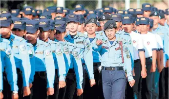  ?? FOTO: ALEX PÉREZ ?? Sus méritos la convirtier­on en líder desde que llegó al Instituto Tecnológic­o Policial (ITP), en La Paz. Aquí se le ve a un lado del pelotón imponiendo disciplina a sus compañeros de promoción.