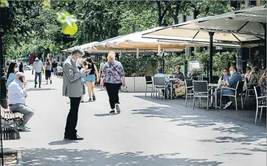  ?? ANA JIMÉNEZ ?? Afluencia dispar. El regreso de los veladores fue mucho más animado en la rambla Catalunya que en el paseo de Gràcia y la Rambla