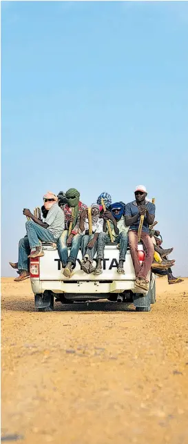  ??  ?? Migranten machen sich auf den Weg durch die Sahara, um nach Libyen zu gelangen. Die Uno will nun deren Rechte stärken.