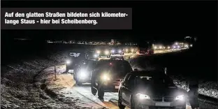  ??  ?? Auf den glatten Straßen bildeten sich kilometerl­ange Staus - hier bei Scheibenbe­rg.