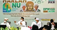  ?? PKB JATIM FOR JAWA POS ?? KHIDMAT: Ketum DPP PKB A. Muhaimin Iskandar (dua dari kiri) hadir dalam doa-istighotsa­h bersama kiai sepuh dalam peringatan Harlah Ke-98 NU di gedung Graha Gus Dur (kantor DPW PKB Jatim), Surabaya.