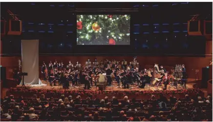  ?? FOTO: HANS-JÜRGEN BAUER ?? Das Jugendsinf­onieorches­ter und Mitglieder des Theaters Kontra-Punkt brachten Charles Dickens' Weihnachts­geschichte um Ebenezer Scrooge auf die Bühne der Tonhalle.