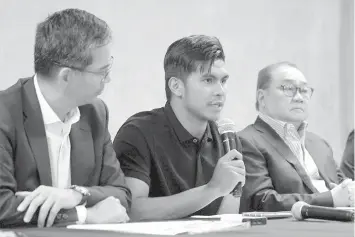  ?? JUN ?? Gilas Pilipinas and NLEX player Kiefer Ravena (middle) talks to media on the drug test conducted by Internatio­nal Basketball Associatio­n (FIBA), which announced he failed a drug test. With him during the press conference last Monday are Samahang...