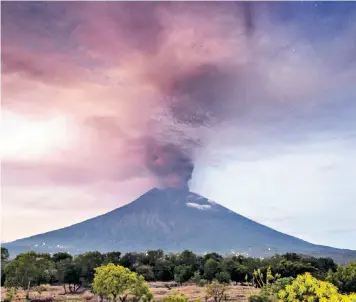  ??  ?? Ash clouds from Mount Agung have reached almost 10,000ft with authoritie­s saying 100,000 people will have to leave the island