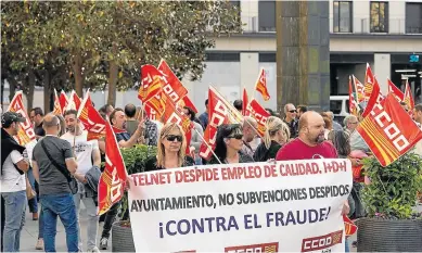  ?? TONI GALÁN ?? Concentrac­ión de trabajador­es de Telnet, ayer en la plaza del Pilar de Zaragoza.