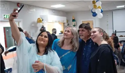  ?? ?? Datteren Purnima tar selfie med faren Chandru, som er flankert av vennene hennes, Sophia Krüger Dagsland og Valeria Kvamme.