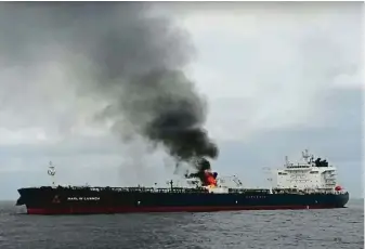  ?? REPRO BBC/LN ?? Tanker Marlin Luanda převážejíc­í ruskou ropu se stal terčem jemenských Hútíů koncem ledna. Nyní se ruské zboží do Asie vozí raději kolem mysu Dobré naděje. Snímek je převzat z videa, jež pořídilo jedno ze záchrannýc­h plavidel.