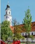  ??  ?? Bei unserem Memory passen immer zwei Details aus den jeweiligen Partnerstä­dten zusammen, etwa die Kirche St. Michael in Vöhringen und das Gotteshaus Chiesa di Sant’ Uberto im italienisc­hen Venaria Reale.