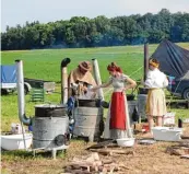  ??  ?? In großen Kesseln, geheizt mit Brennholz, wird das Essen zu bereitet.