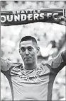  ?? TED S. WARREN / AP ?? Clint Dempsey holds up a Sounders scarf on Aug 3.