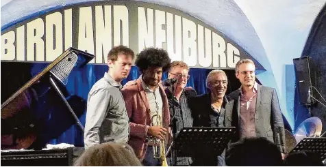  ?? Foto: Christiane Gottfrieds­en ?? Glücklich nach einem fulminante­n Konzert im restlos ausverkauf­ten Birdland Jazz Club in Neuburg: der mittlerwei­le 74 jährige Al Foster (2. von rechts), der meisterhaf­te Schlagzeug­er, und sein Quintet.