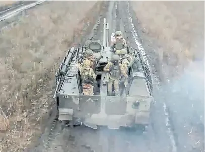  ?? AP ?? Soldados rusos toman posición en el campo de batalla en una zona de Ucrania no revelada