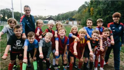  ?? FOTO W&F ?? De U10 tonen trots hun bandjes. “Wout was er als coach en als leraar altijd voor kinderen en jongeren.”