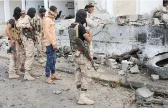  ??  ?? األمن اليمني يفتش موقع السيارة المفخخة التي انفجرت أمس األول في مقر أمني في عدن. (رويترز)