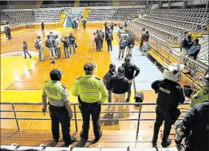  ?? Diego pallero / el Comercio ?? • Momentos en que las autoridade­s suspendier­on el partido coliseo Julio César Hidalgo, el sábado.