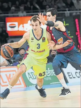  ?? FOTO: GETTY ?? Kevin Pangos intenta superar a Vildoza. El Barça reaccionó en pista del Baskonia