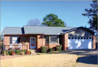  ?? LINDA GARNER-BUNCH/Arkansas Democrat-Gazette ?? This home, located at 5 Monarch Court in Maumelle, has about 1,379 square feet and is listed for $120,000 with Janet Gandy of Lynda Bowers and Associates. Today’s open house, hosted by Vicki Biggs, is from 2 to 4 p.m. For more informatio­n, call Biggs...