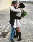  ?? Foto: Imago ?? Deniz Yücel mit seiner Frau Dilek vor dem Gefängnis.