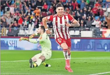  ??  ?? El delantero Darwin Núñez festejando el primer gol de su equipo en la goleada almeriense.