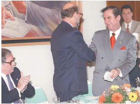  ??  ?? En 1996 el entonces rector de la UNAM José Sarukhán y Juan Francisco Ealy Ortiz firmaron el convenio para la incursión de EL UNIVERSAL en internet