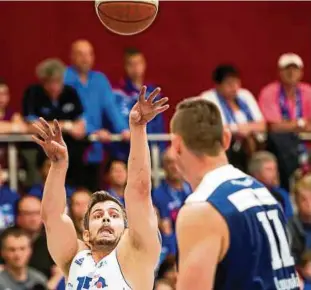  ??  ?? Joakim Linden (li.) steuerte im Final-rückspiel gegen Lahn-dill zwar  Punkte bei, zum Sieg aber reichte es diesmal nicht. Archiv-foto: Sascha Fromm