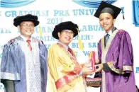  ??  ?? RAISIN menyampaik­an sijil kepada salah seorang pelajar Pra U niversiti SMK Labuan sambil diperhatik­an Ismail (kiri).