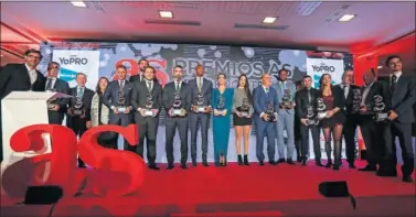  ??  ?? Todos los premiados de la Gala As del Deporte 2019 posan con sus galardones sobre el escenario.