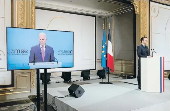  ?? BENOIT TESSIER / EFE ?? El president de França, Emmanuel Macron, ahir des de l’Elisi en videoconfe­rència amb el president dels EUA, Joe Biden