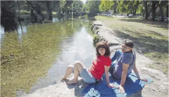  ?? [MERCE ARES] ?? Blanca Cendón y Suso Varela son asiduos a la playa fluvial de Seira desde hace doce años