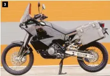  ??  ?? 1 KTM reprend clairement les lignes des machines de rallyes-raids des années 2000 avant le passage au 450 cm3. 2 Avec son énorme bloc de 942 cm3, la KTM était un monstre à ne pas mettre entre toutes les mains. 3 Orange ou noire, la 950 Adventure pouvait également recevoir de nombreux accessoire­s, comme ces valises.