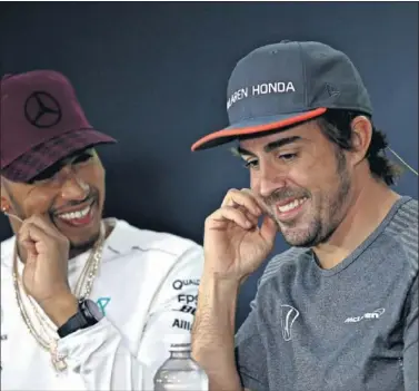  ??  ?? SONRIENTE. Así llegó Fernando Alonso a la rueda de prensa de Canadá donde habló de su futuro.