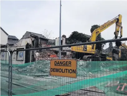  ?? Mike Upjohn ?? The Skoltex-Kings Head-Three Pigeons building was demolished last year