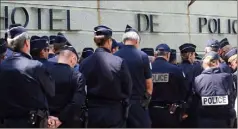  ?? (Photo AFP) ?? Dans de nombreuses villes de France, les policiers en colère ont manifestés devant les commissari­ats pour dénoncer leurs conditions de travail après qu’un e policier se soit suicidé.