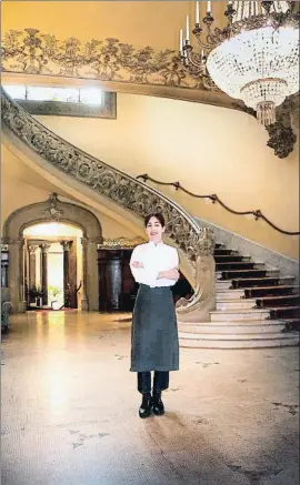  ?? LV ?? Núria Gironès a l’escalinata del Círculo Ecuestre