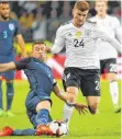  ?? FOTO: DPA ?? Schweres Debüt: Timo Werner wird von Gary Cahill gestoppt.