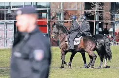  ?? FOTO: CHRISTOPH HARDT/IMAGO ?? Berittene Polizisten auf einer AfD-Demo gegen die Impfpflich­t vor dem Düsseldorf­er Landtag am vergangene­n Samstag.