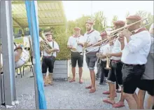  ??  ?? En soirée l’apréro, avec les Bandas !