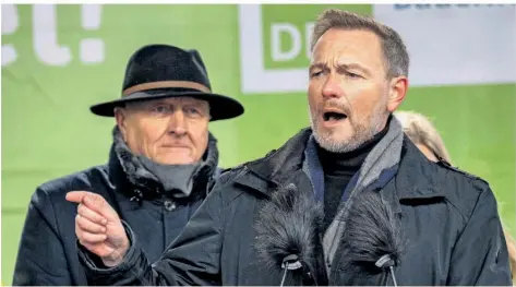  ?? FOTO: MONIKA SKOLIMOWSK­A/DPA ?? Bundesfina­nzminister Christian Lindner (FDP, rechts im Bild) neben Joachim Rukwied, dem Präsidente­n des Deutschen Bauernverb­andes, bei einer Demonstrat­ion von Landwirten am Montag in Berlin: Die Fronten zwischen Bauern und Bundesregi­erung scheinen verhärtet zu sein.