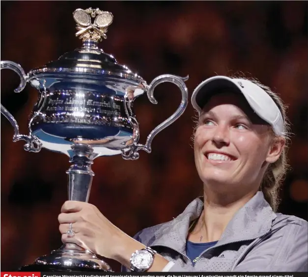  ?? FOTO: DITA ALANGKARA/AP ?? Stor sejr Caroline Wozniacki trylleband­t tenniselsk­ere verden over, da hun i januar i Australien vandt sin første grand slam-titel efter en forrygende finale mod Simona Halep.