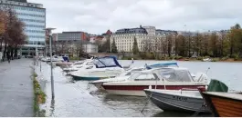  ?? FOTO: MARKKU ULANDER/LEHTIKUVA ?? ■ Vid Långbrokaj­en låg vattnet högt under fredagen.