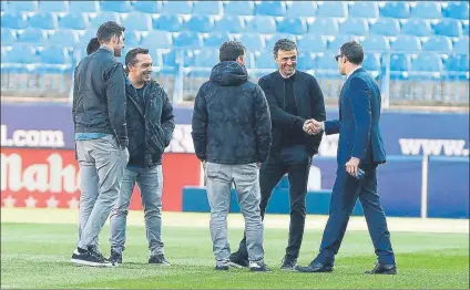  ?? FOTO: SIRVENT ?? Luis Enrique, saludando a Mateu Lahoz justo después de llegar al Calderón y saltar al césped acompañand­o de su ‘staff’