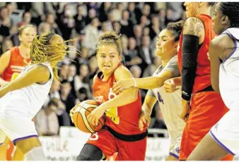  ?? (© S. Moinet) ?? Caroline Hériaud et les Yonnaises retrouvent Basket Landes, après le match amical du 15 septembre dernier. Mais, cette fois, pour de vrai.