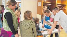  ?? FOTO: OSK ?? Pflegeschü­ler der Krankenpfl­egeschule präsentier­ten Besuchern kleine Hilfen, die älteren Menschen das Leben erleichter­n können.