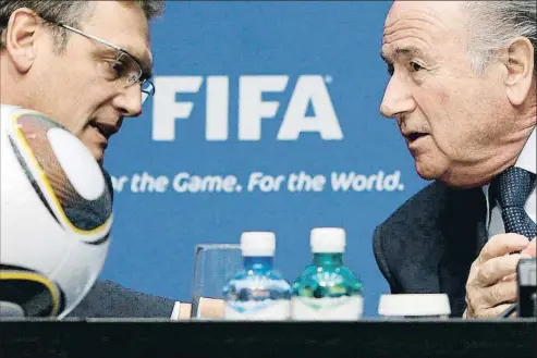  ?? ALESSANDRO DELLA BELLA / AP ?? L’ex-secretari general de la FIFA, Jerôme Valcke, i l’expresiden­t, Joseph Blatter, en una foto de l’any 2010