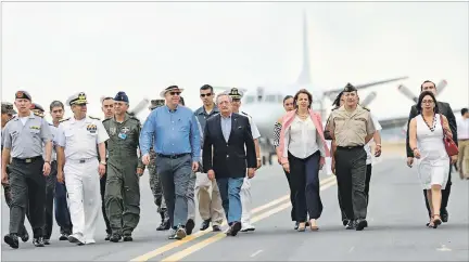  ?? AMELIA ANDRADE / EXPRESO ?? Base aérea. Los ministros Jarrín y Romo, acompañado­s del embajador Todd C. Chapman y demás autoridade­s civiles y militares subieron al avión.
