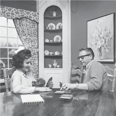  ?? BOB WANDS AP ?? Betty White and her husband, Allen Ludden, play gin rummy at their home in Westcheste­r, N.Y., in 1965.